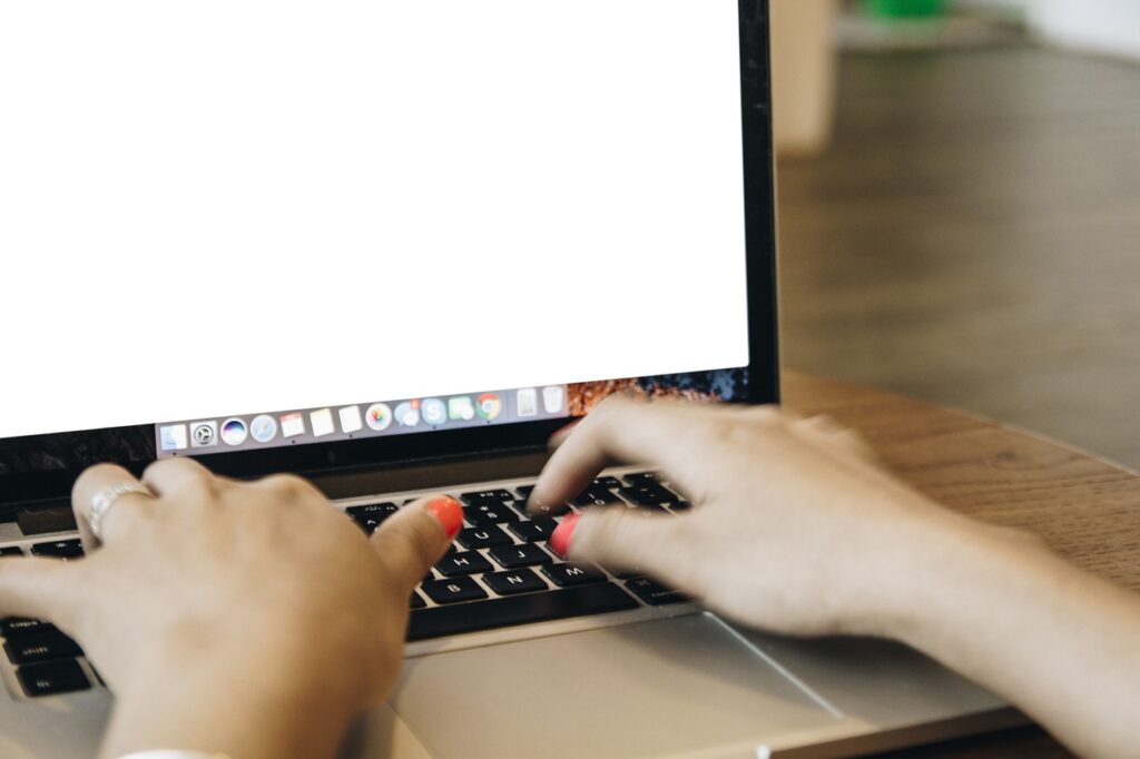 laptop, apple, keyboard-2587222.jpg